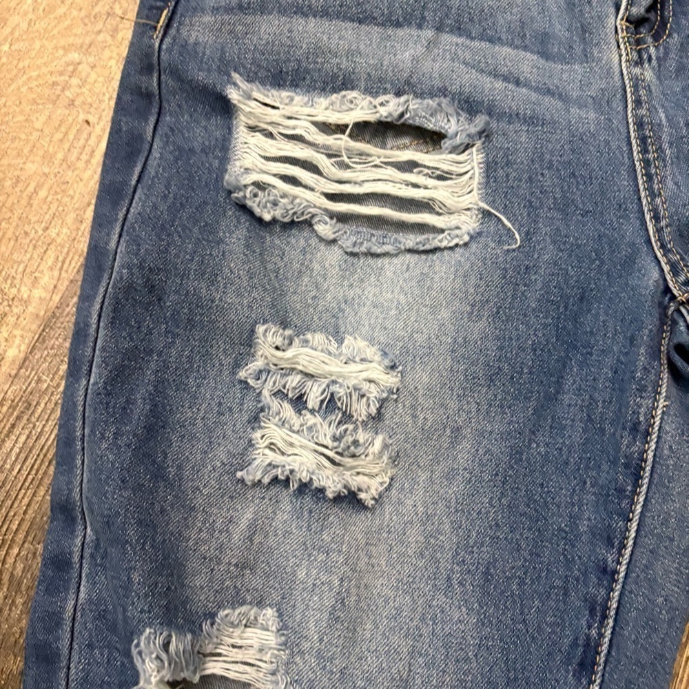 Fashion nova size 3 capri style distressed jeans - Picture 4 of 11